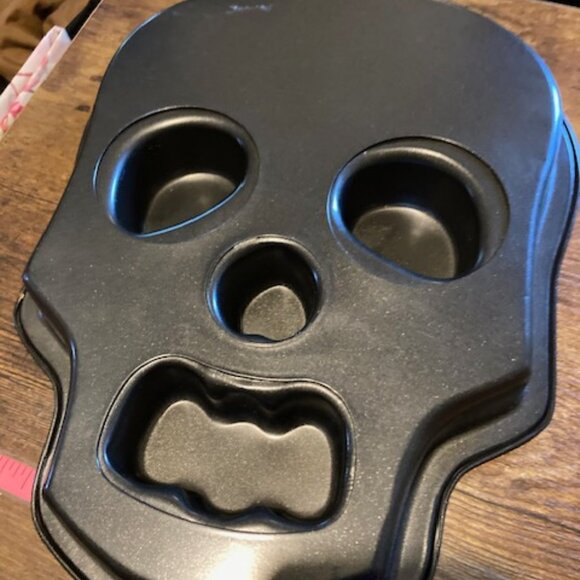Brand Castle skull cake pan - Picture 7 of 7